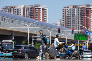 詹姆斯：斯波找橄榄球教练学习战术 他带我们走出总决赛失利阴影